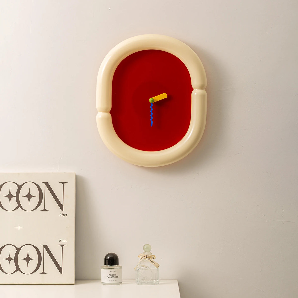 horloge murale moderne minimaliste rouge jaune bleu clair rose simple ornement 36x30cm acrylique
