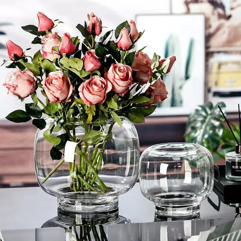 Vase en verre transparent avec fleurs minimalistes