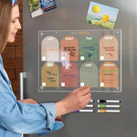 Tableau magnétique transparent sur réfrigérateur blanc