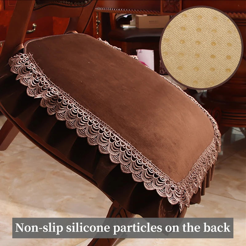 Coussin décoratif en velours brun orné d'une jolie dentelle sur le rebord.
