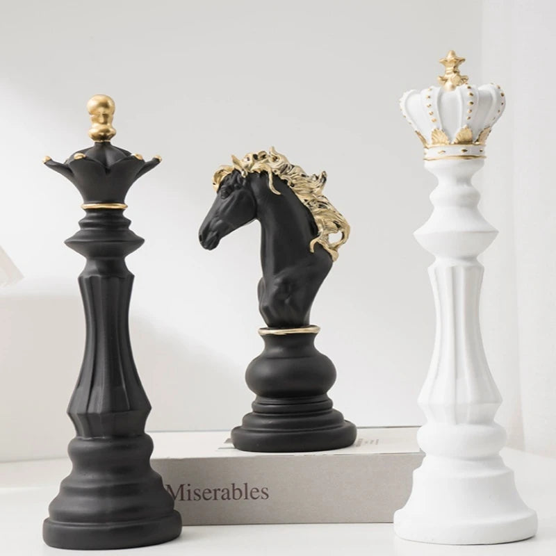 figurines échecs résine noir blanc décor salon classique chevaliers reines rois dorures intérieur