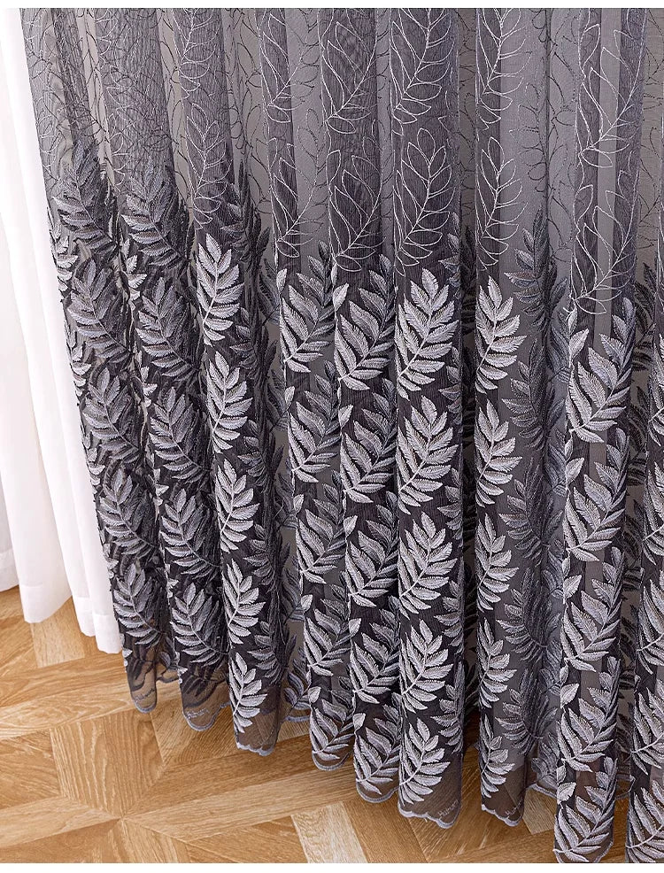 rideau moderne gris blanc broderie feuilles stylisées semi transparent anneaux noirs salon