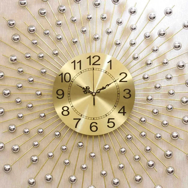 horloge murale moderne or sphères métalliques rayonnantes cadran lisse aiguilles noires salon déco