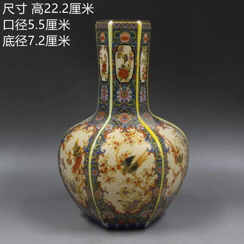 Un vase décoratif coloré et orné de motifs floraux et d'oiseaux, avec des dimensions indiquées dans le texte.