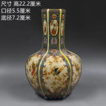 Un vase décoratif coloré et orné de motifs floraux et d'oiseaux, avec des dimensions indiquées dans le texte.