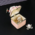 boîte bijoux vintage rose fleurs blanches oreilles anneaux broches élégante dorée transparente cadeau anniversaire
