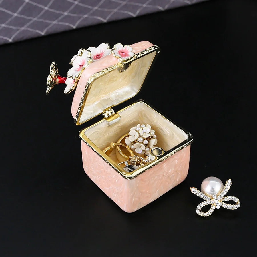 boîte bijoux vintage rose fleurs blanches oreilles anneaux broches élégante dorée transparente cadeau anniversaire