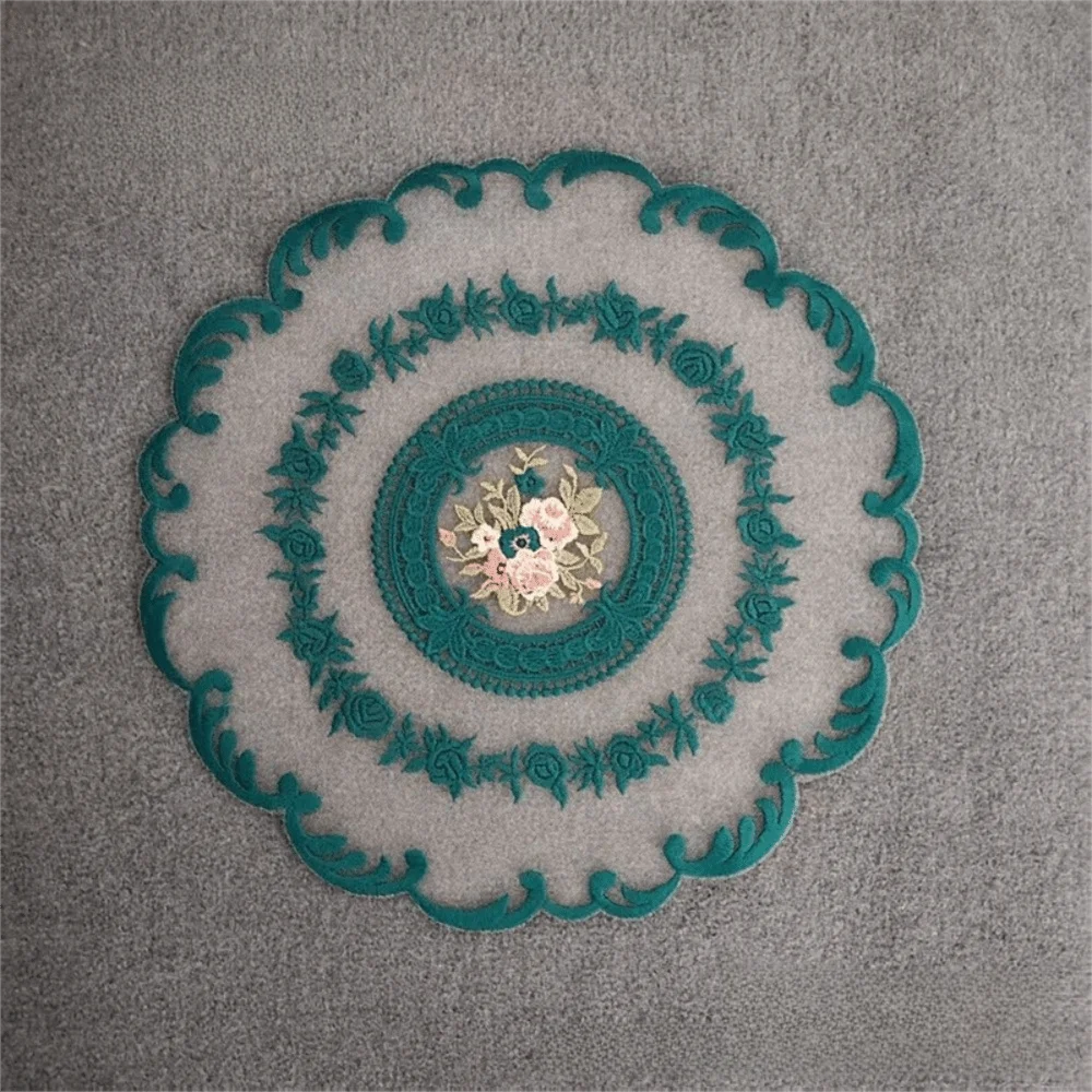 nappe table décorative brodée dentelle fleur rose motif circulaire vintage shabby chic semi transparent