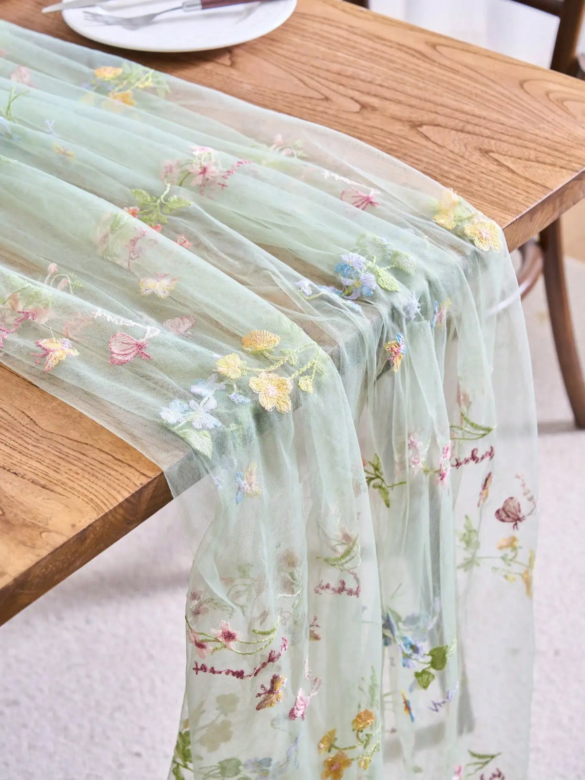 nappe transparente florale brodée vert clair rose blanc table champêtre décoration hand wash