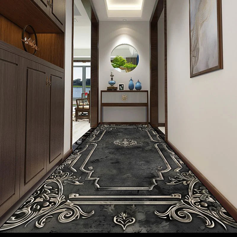 Un couloir élégant avec un sol recouvert d'un tapis noir orné de motifs argentés.