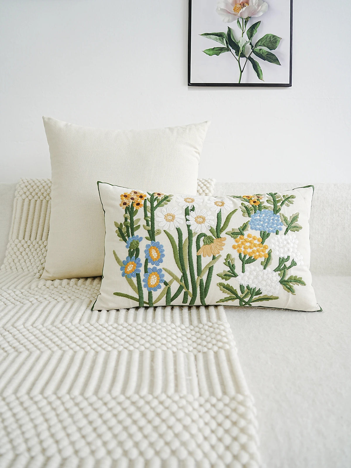 housse coussin brodée motif floral fleurs jaunes bleues beige décoratif siège voiture