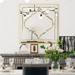 Miroir élégant avec cadre doré dans un intérieur moderne et sophistiqué, décoré de plantes vertes et d'éléments naturels.