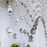 Installation au plafond du rideau de perles de cristal