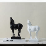 statues chevaux modernes minimalistes noir blanc decoration intérieure art contemporain