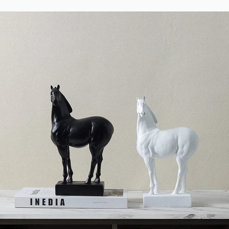 statues chevaux modernes minimalistes noir blanc decoration intérieure art contemporain