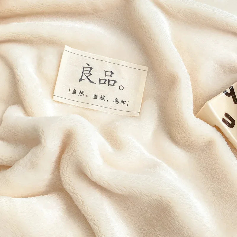 Cette image montre une étiquette de produit posée sur une couverture blanche et douce. L'étiquette comporte un texte japonais qui peut être traduit en "naturel, original, sans impression".