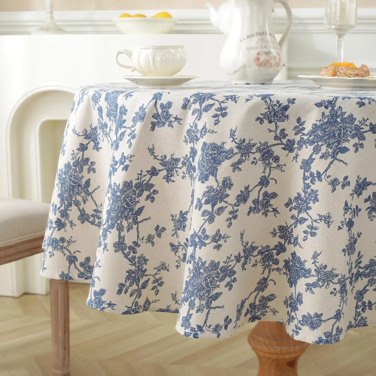 nappe ronde fleur bleue motif floral rustique franges table beige