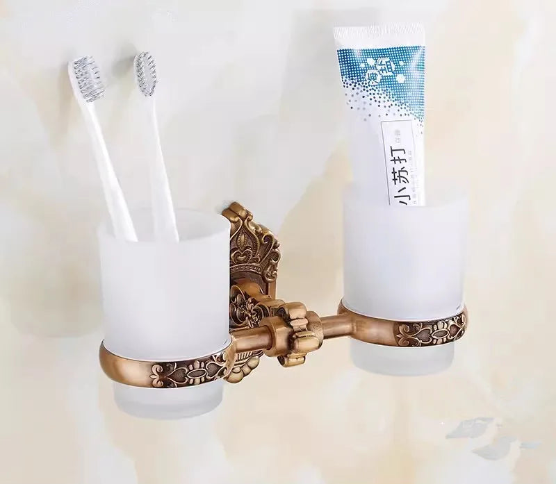 accessoires salle bain doré ornements sculptés finition brillante antique élégant porte serviettes savon toilette