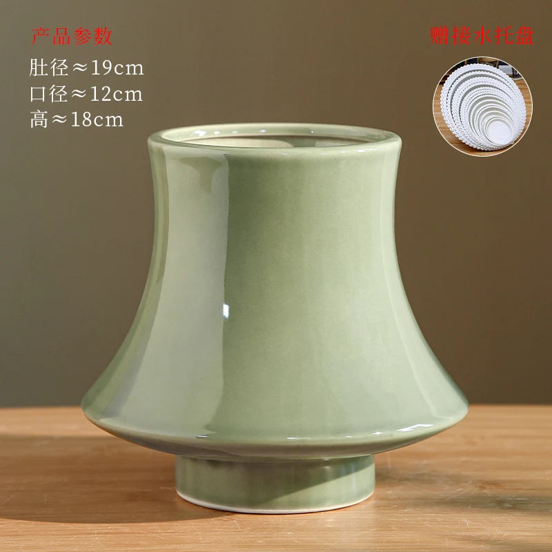 Vase céramique vert pâle de forme élégante, avec des dimensions approximatives de 19 cm de diamètre, 12 cm de diamètre d'ouverture et 18 cm de hauteur.