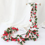 guirlande fleurs artificielles roses blanches feuilles vertes décoration extérieure mariage romantique