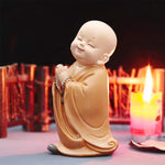 statue moine résine artisanale détails fins figuratif bracelet pomme pin orangeclair decorationintérieur
