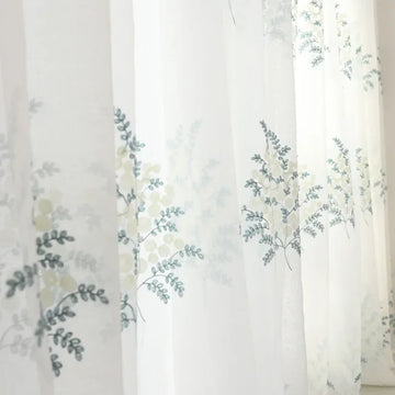rideau voile transparent moderne motif fleurs blanches bleu clair fenêtre salon chambre maison