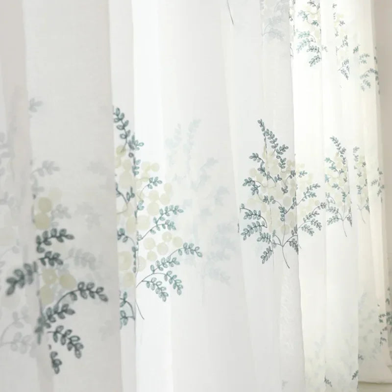 rideau voile transparent moderne motif fleurs blanches bleu clair fenêtre salon chambre maison