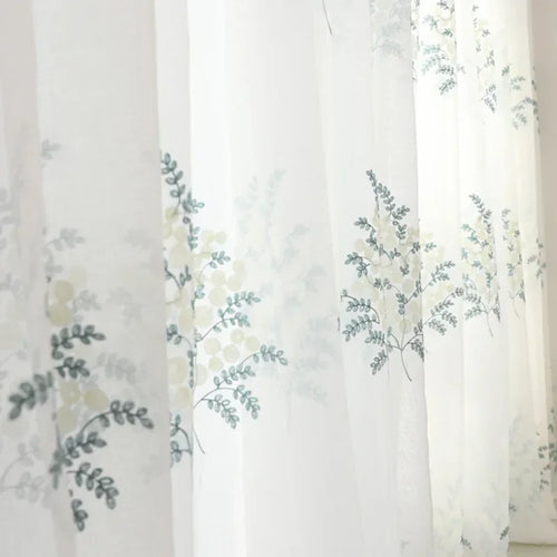 rideau voile transparent moderne motif fleurs blanches bleu clair fenêtre salon chambre maison