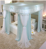 Lit baldaquin romantique avec rideaux floraux et accents turquoise dans une chambre élégante et lumineuse.
