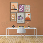 Une collection d'affiches murales colorées mettant en valeur l'art et la danse, créant une ambiance artistique et créative dans la pièce.