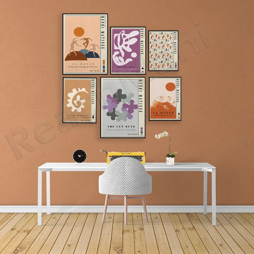 Une collection d'affiches murales colorées mettant en valeur l'art et la danse, créant une ambiance artistique et créative dans la pièce.