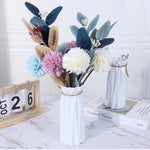vases décoratifs modernes plissés fleurs artificielles couleurs variées salon minimaliste