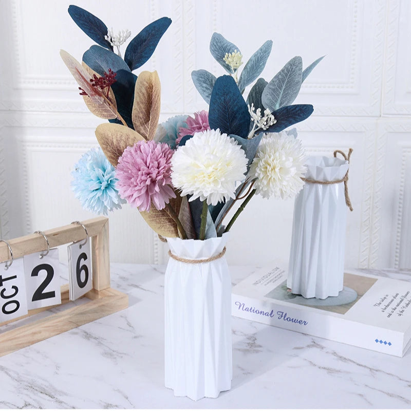 vases décoratifs modernes plissés fleurs artificielles couleurs variées salon minimaliste