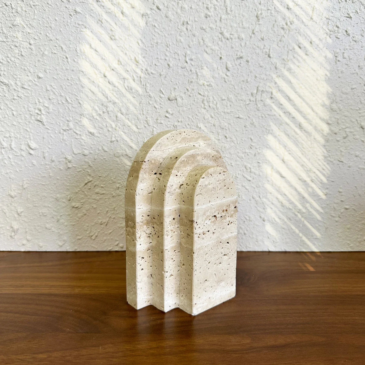 support livres pierre naturelle moderne beige clair taches noires salon décoration