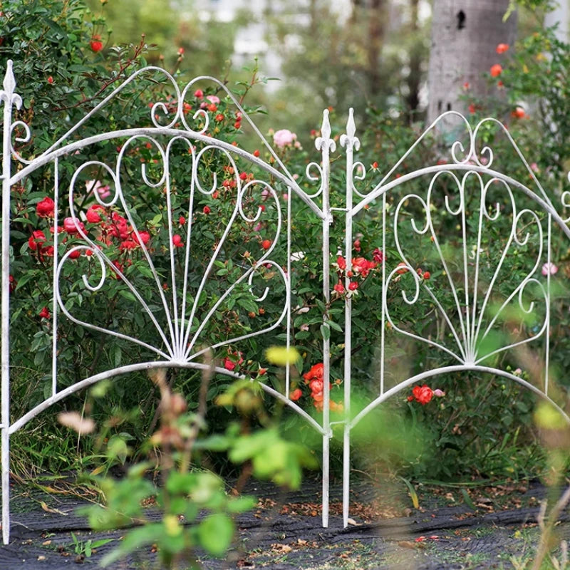 clôture jardin fer forgé art nouveau décorative fleurs cœurs bleu blanc