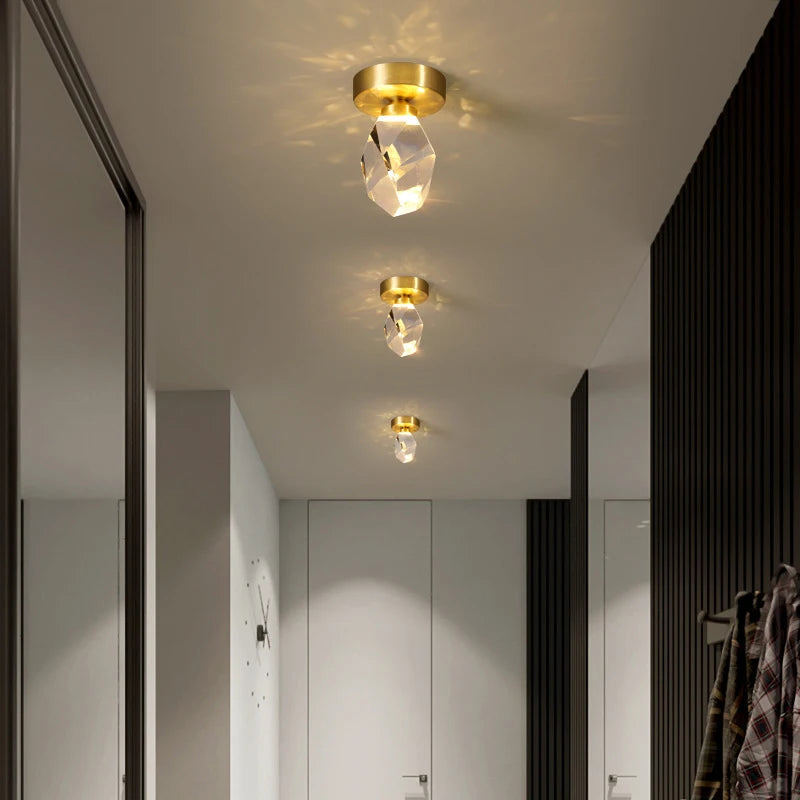 lampe suspendue or transparent cristal facettes géométriques moderne élégante tringles câbles