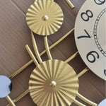 horloge murale moderne or noir aiguilles quartz géométrique abstraite soleil rayures chambre salon decoration