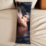 housse coussin allongée imprimé homme musclé noir gris moderne illustratif double face