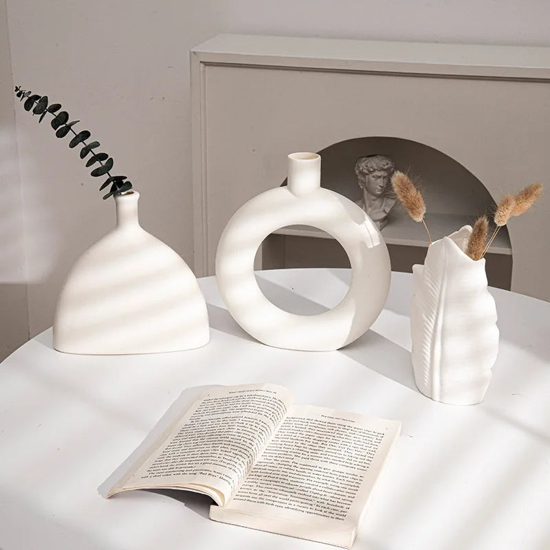 vases modernes blancs texture feuilles décoration intérieure minimalistes tiges fleurs séchées