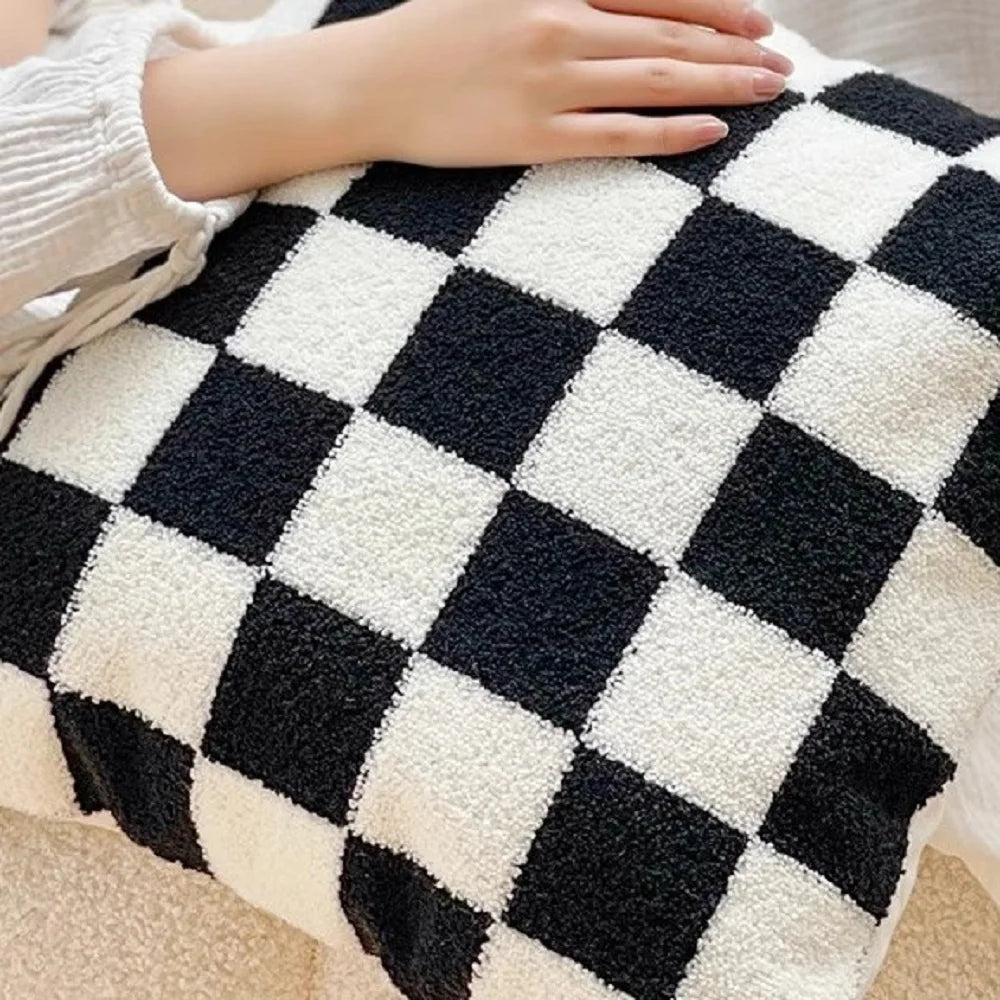 housse coussin décorative polyester coton blanc noir motif carreaux contemporain respectueux environnement maison hospitalière