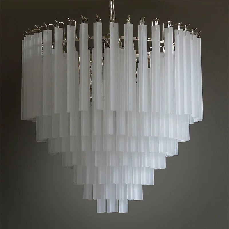 Suspension lumineuse moderne blanc translucide rangées verticales tubes chaîne métallique sources lumineuses 10 15m²