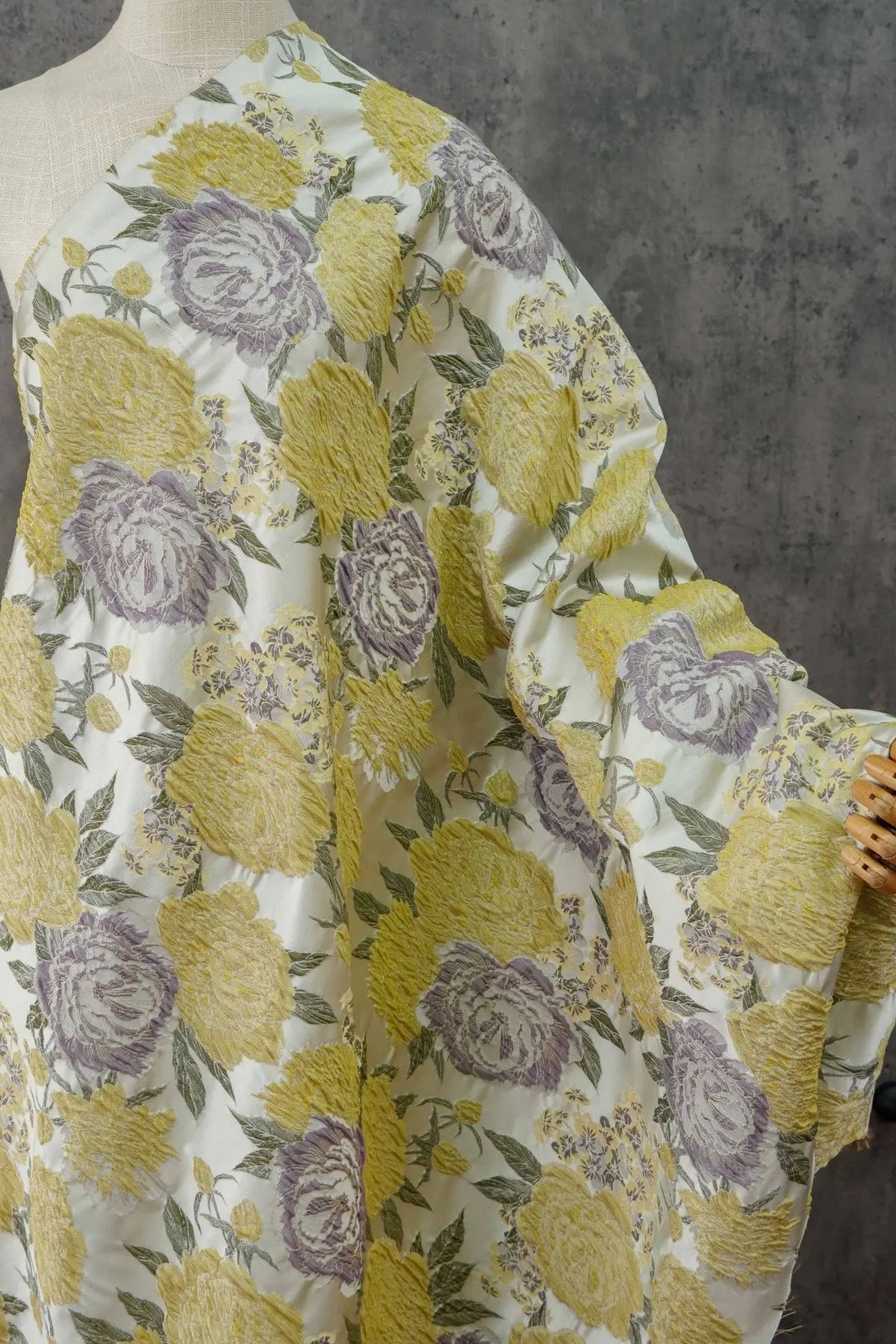 tissu brocart jaune violet floral résistant polyester 125cm largeur texturé vintage decoration interieur