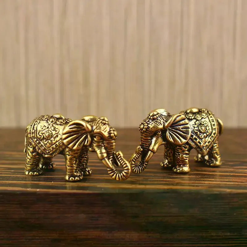 statuette éléphant bronze doré décoration florale motifs géométriques texture rugueuse traditionnel asiatique ornement métallique
