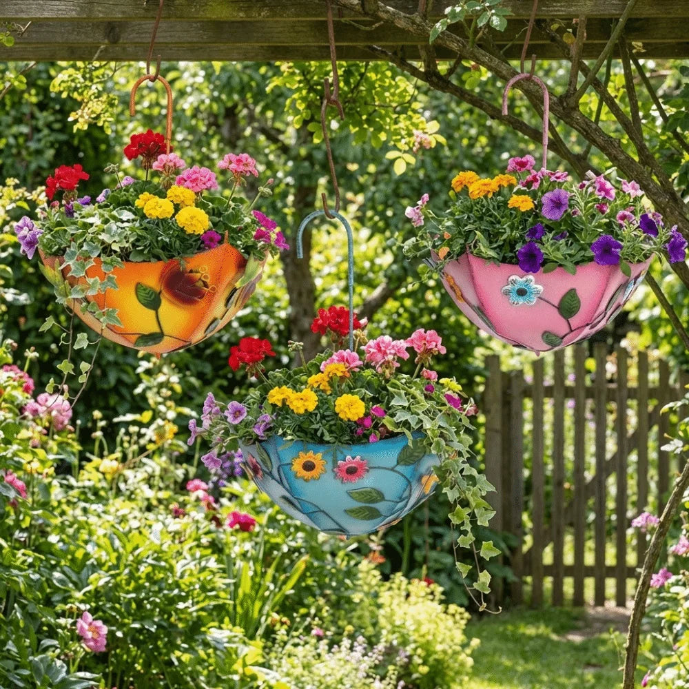 pots fleurs suspendus parapluies couleurs jaune bleu rose décorations florales motifs feuilles libellule rustique