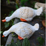 statue canard blanc plumes orange piscine jardin décoration extérieure animaux ornements paysagistes fleurs artificielles