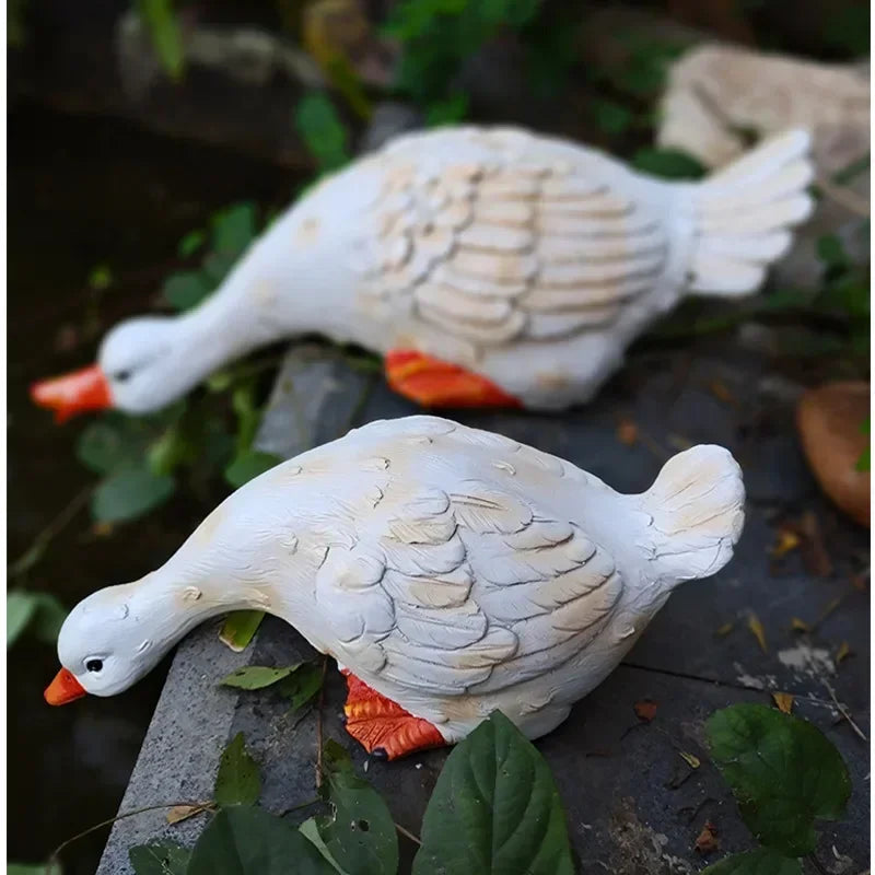 statue canard blanc plumes orange piscine jardin décoration extérieure animaux ornements paysagistes fleurs artificielles
