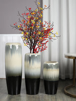 Ce magnifique arrangement de baies rouges et de fleurs jaunes sur des branches sombres crée un contraste saisissant dans les vases de couleur dégradée, donnant une touche de style et d'élégance à la décoration.