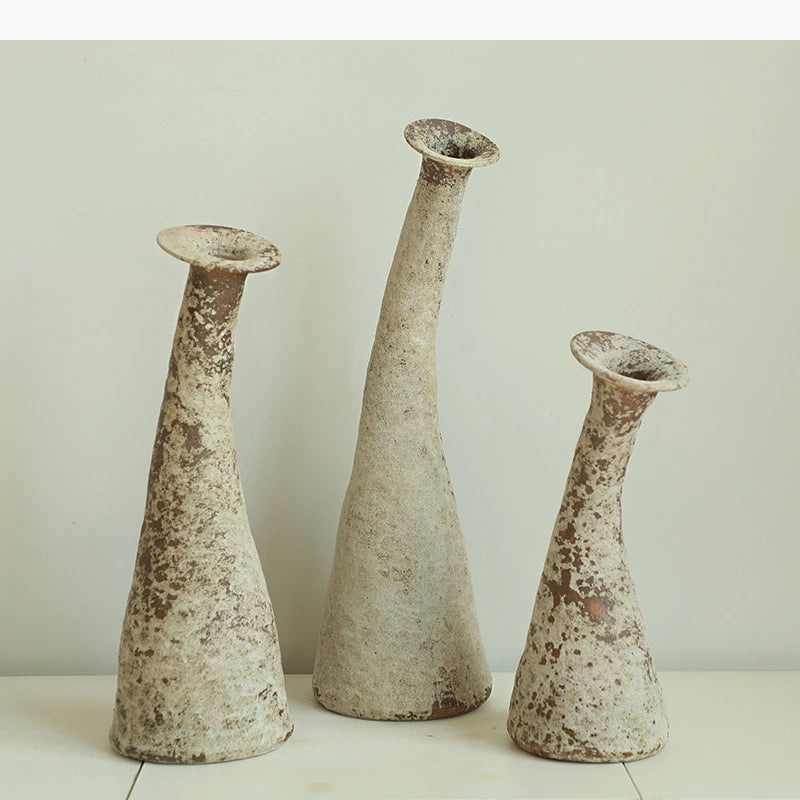 vase decoratif rustique vase table forme colonne beige blanc cassé brun rouille aspect texturé
