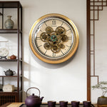 Horloge murale rétro accrochée dans un salon moderne