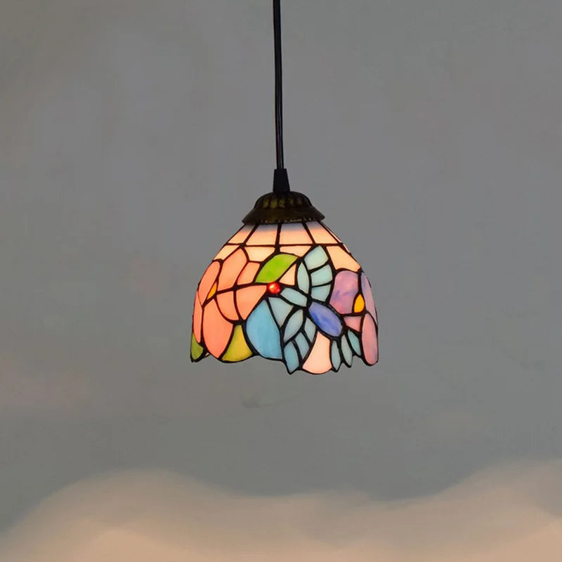 lampe suspendue tiffany multicolore motifs floraux stained glass couloir restaurant étude balcon